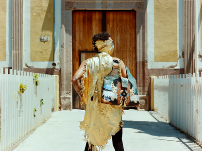 1.— LA ABEJA
